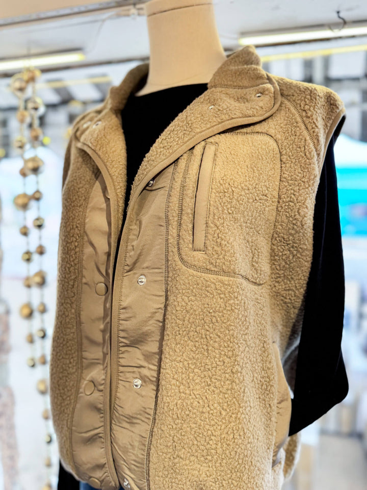 Classic Fleece Vest in Olive