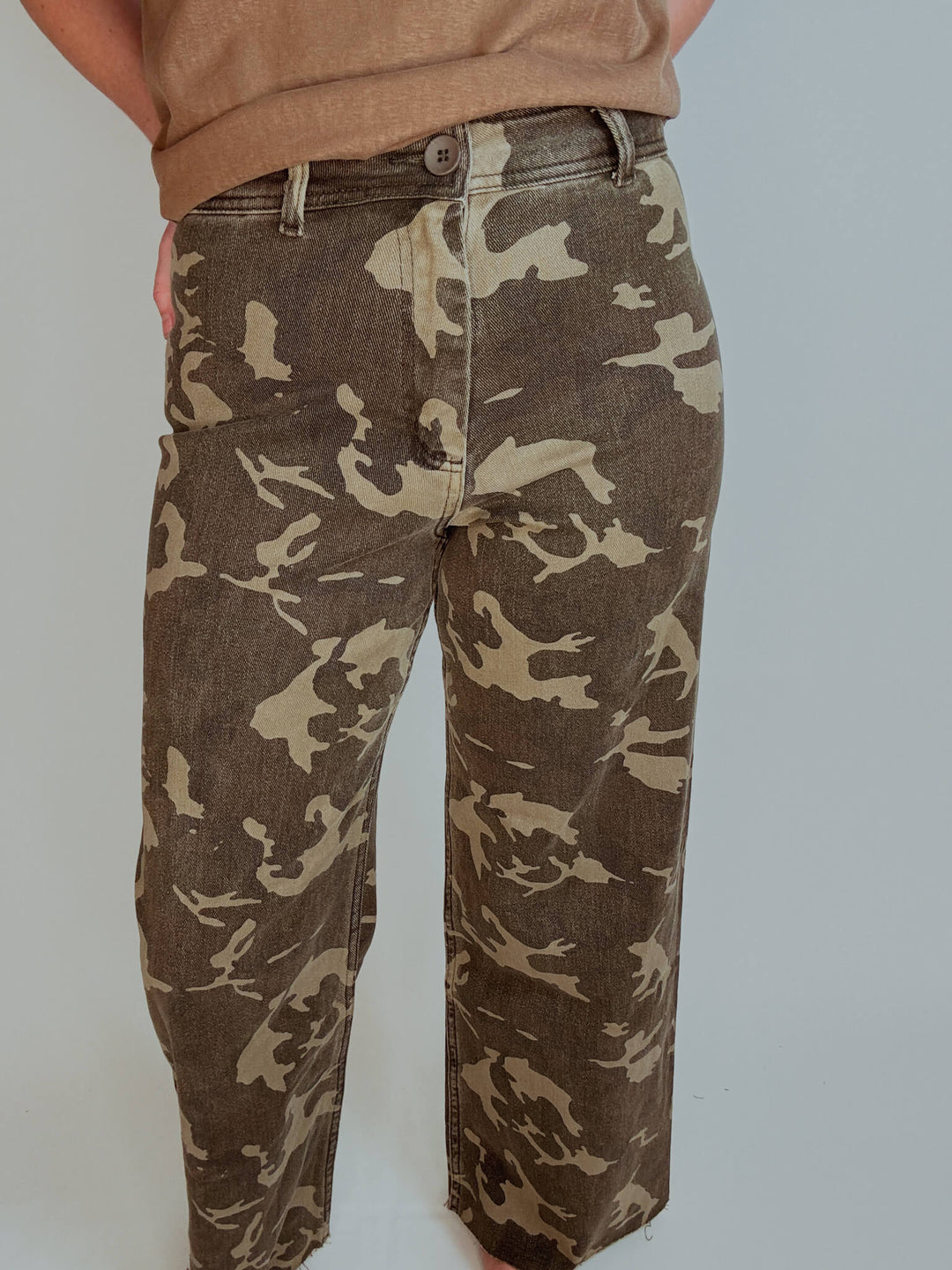 Camouflage Stretch Pants with Raw Hem