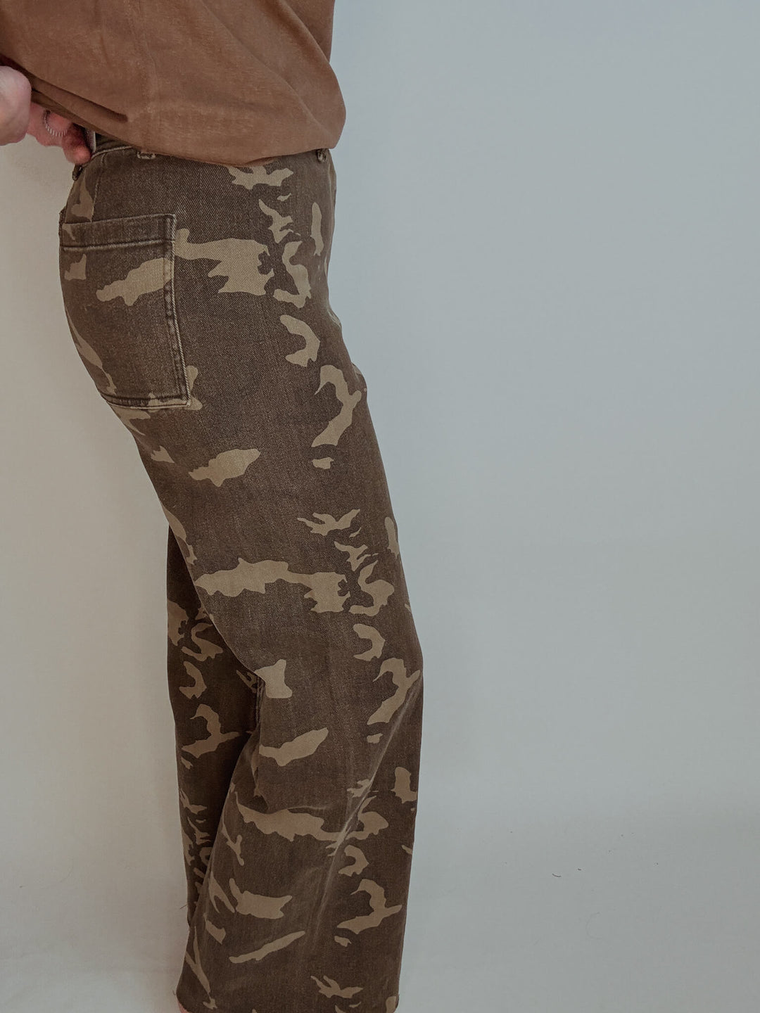 Camouflage Stretch Pants with Raw Hem